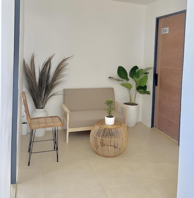 Posezení v ubytování NEW Modern Suite near Airport & Beach