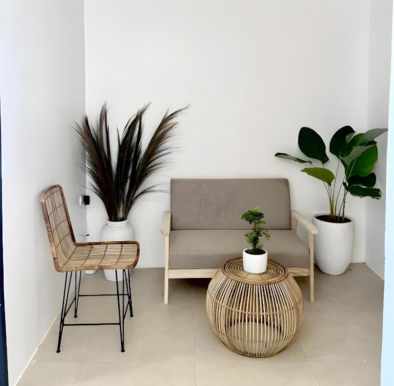 Posezení v ubytování NEW Modern Suite near Airport & Beach