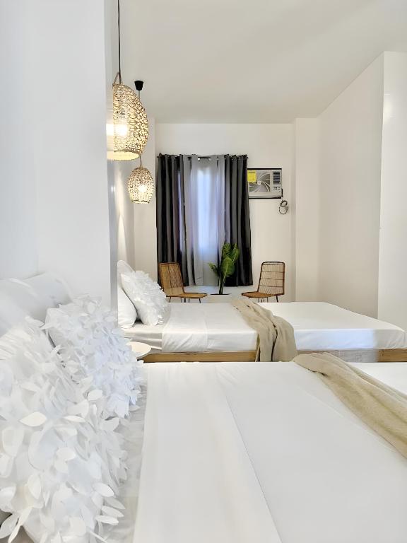Postel nebo postele na pokoji v ubytování NEW Modern Suite near Airport & Beach