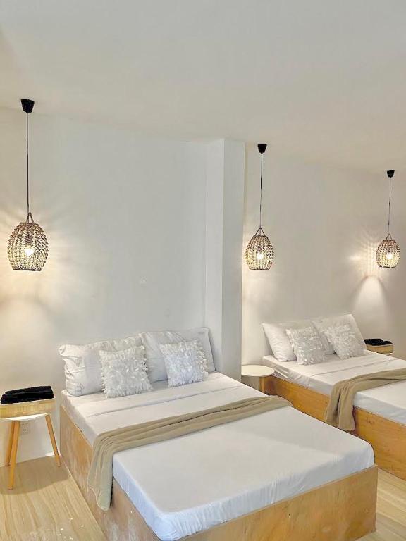 Postel nebo postele na pokoji v ubytování NEW Modern Suite near Airport & Beach