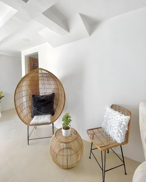 Posezení v ubytování NEW Modern Suite near Airport & Beach