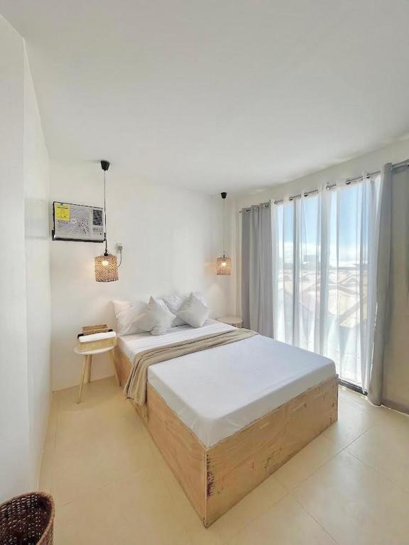Postel nebo postele na pokoji v ubytování NEW Modern Suite near Airport & Beach