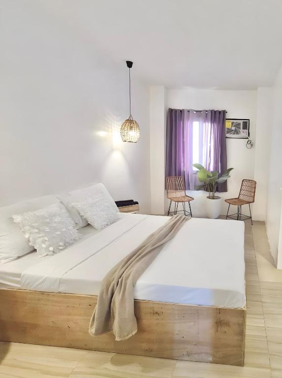 Postel nebo postele na pokoji v ubytování NEW Modern Suite near Airport & Beach
