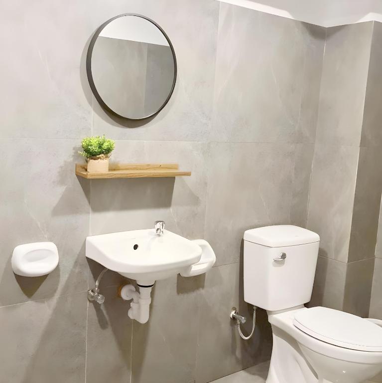 Koupelna v ubytování NEW Modern Suite near Airport & Beach