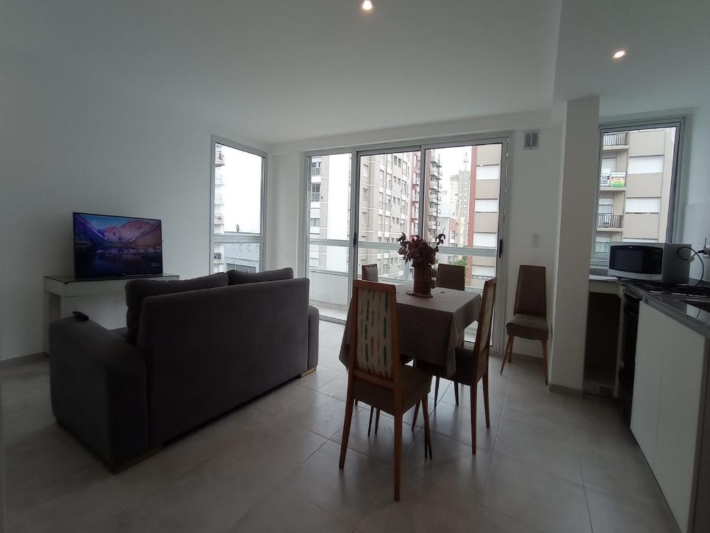 sala de estar con sofá y mesa en Departamentos 2 ambientes en Mar del Plata en Mar del Plata