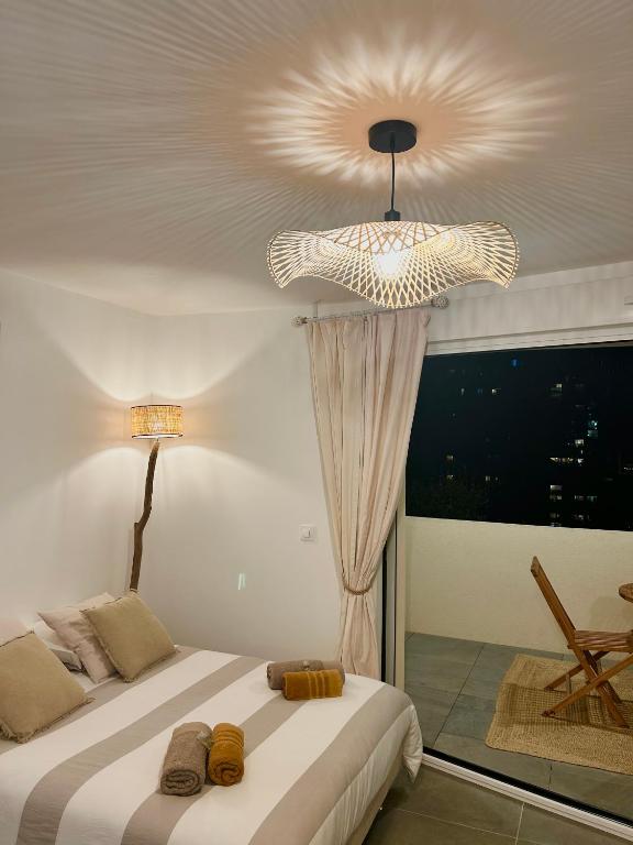 Postel nebo postele na pokoji v ubytování Luxueux Studio Neuf - Frontière Monaco - Piscine - Parking privé