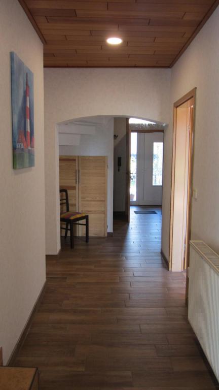 pasillo vacío con suelo de madera y techo de madera en Ferienwohnung am Drömling Südheide - Gerda, en Bergfeld