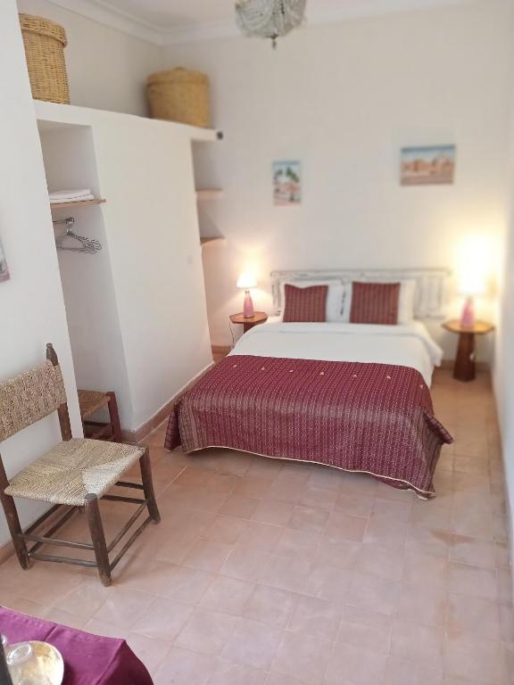 Postel nebo postele na pokoji v ubytování Riad le Jardin de Mina