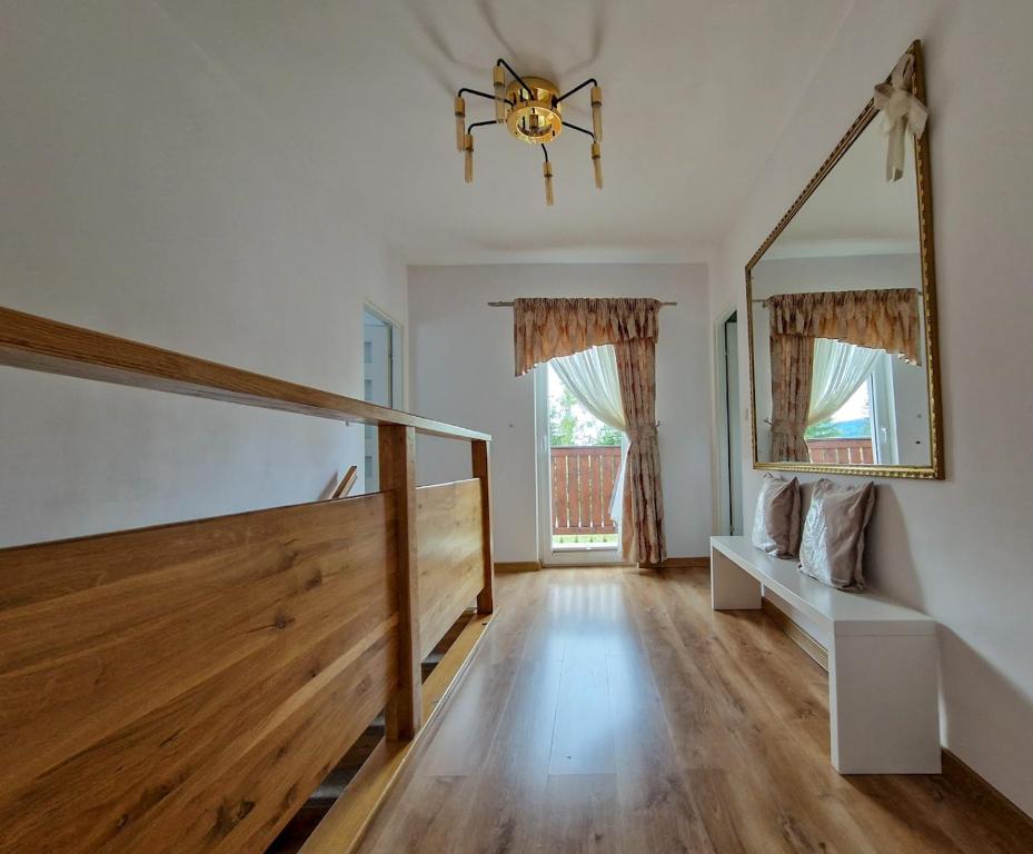 ein Wohnzimmer mit einer Treppe und einem Spiegel in der Unterkunft Apartamenty Alcatraz z Jacuzzi in Karpacz