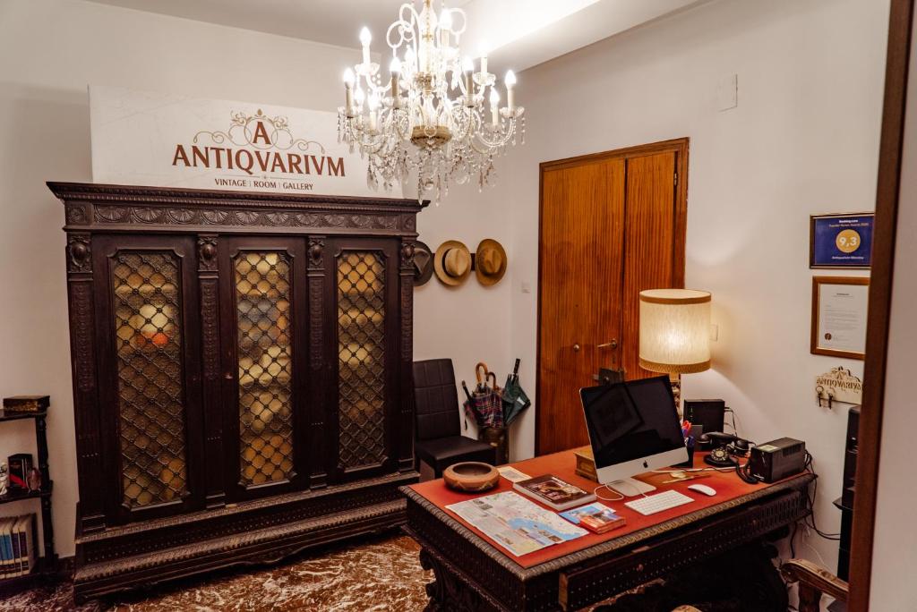 Habitación con escritorio y lámpara de araña. en Antiquarium Messina, en Messina