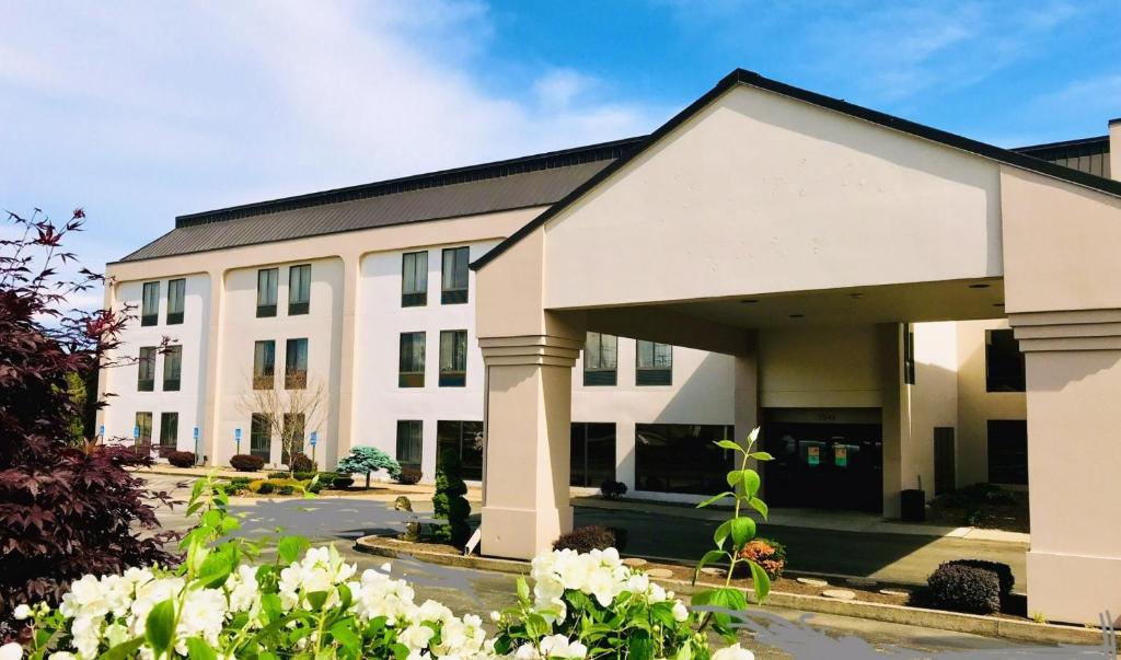 un edificio con flores blancas delante de él en Comfort Inn, Erie - Near Presque Isle, en Erie