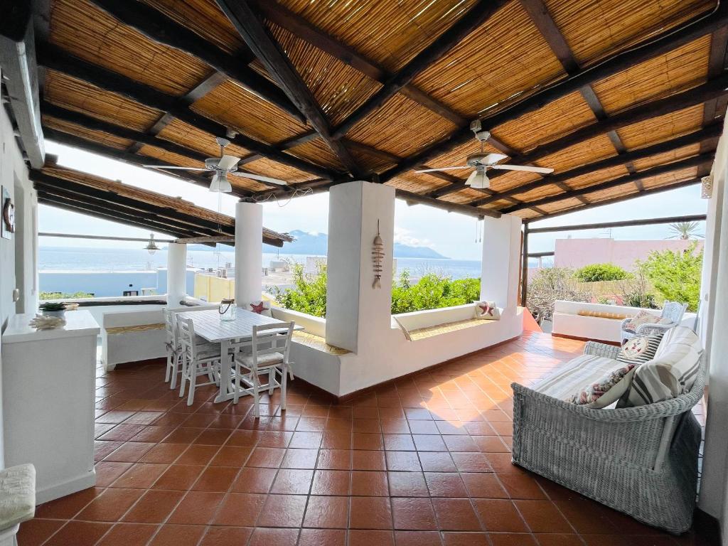 A seating area at Villa Pomelia, Villa nel corso di Santa Marina Salina a 50 mt dal mare
