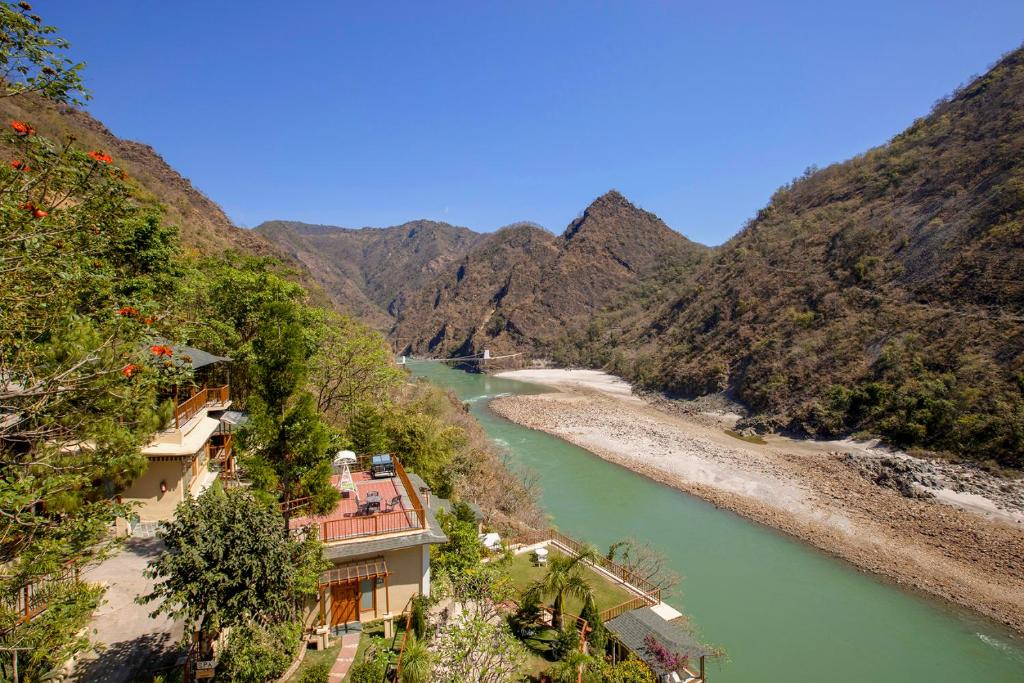 Una vista de un río con montañas al fondo. en Raga on the Ganges, Rishikesh, en Rishīkesh