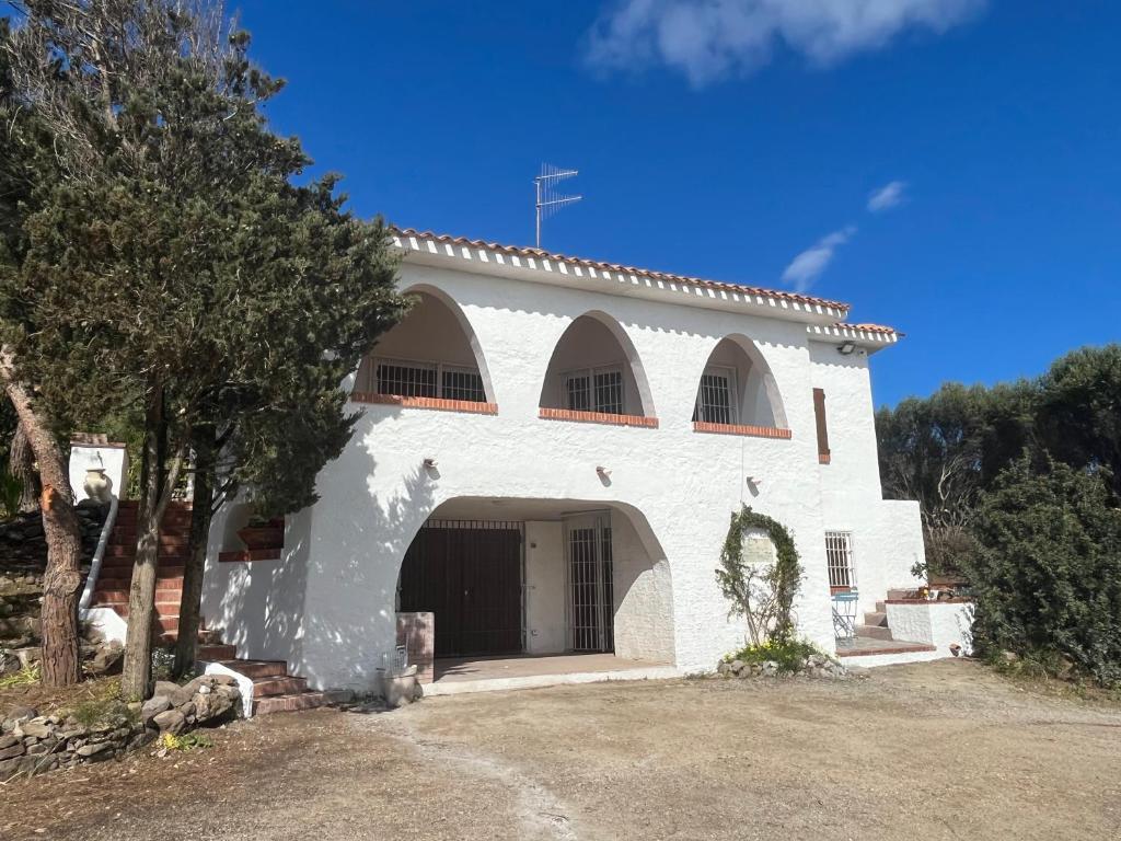 un gran edificio blanco con un gran garaje en Villa Clementina - Sant'Antioco en SantʼAntìoco