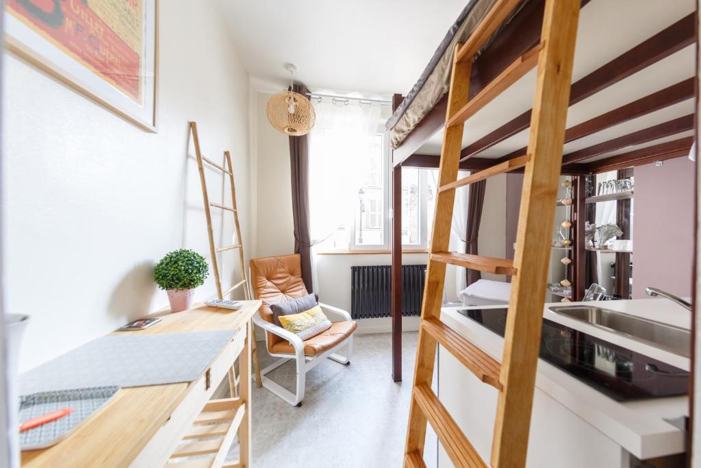 Cette petite chambre comprend une mezzanine et une cuisine. dans l'établissement Sacré Petit Studio in the Coeur of Montmartre, à Paris