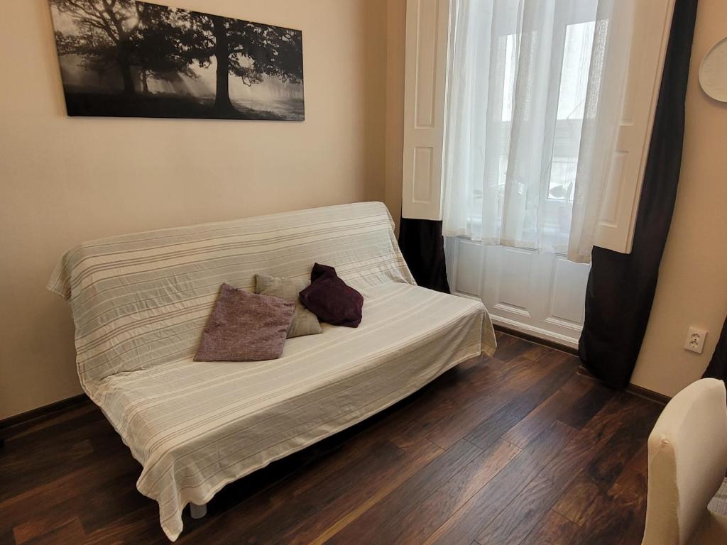 Una cama con dos almohadas encima en una habitación. en VM56, en Budapest