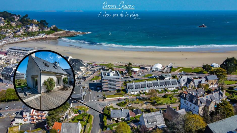 un miroir reflétant une ville et une plage dans l'établissement Les Hortensias à 50 m de la plage de Trestraou, à Perros-Guirec