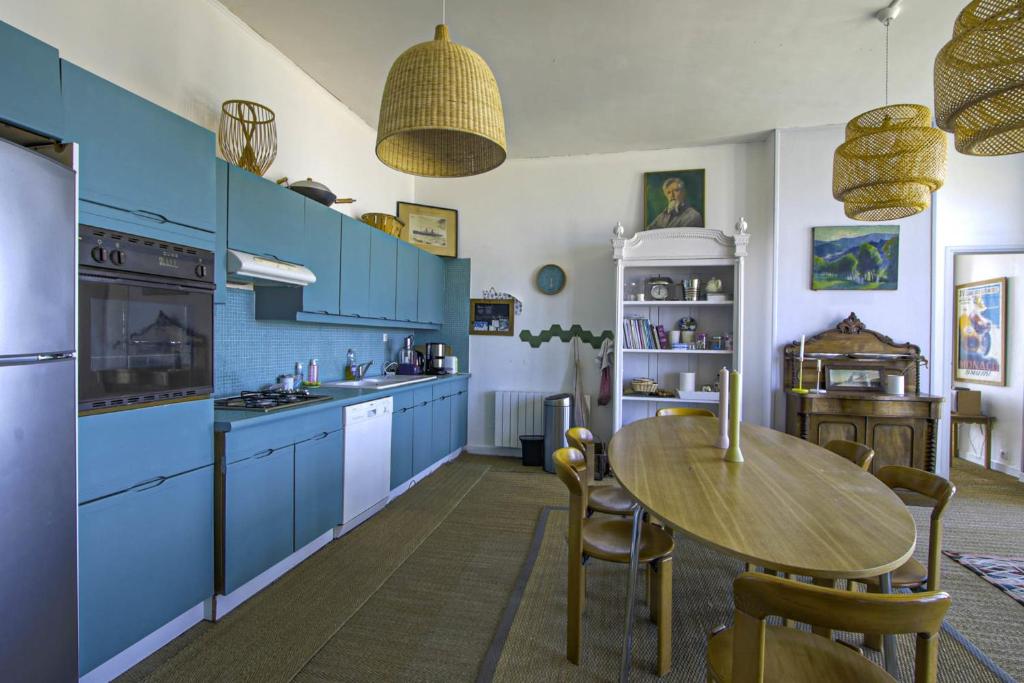 Kuchyňa alebo kuchynka v ubytovaní Panoramic Mulberry Beach plendid family apartment