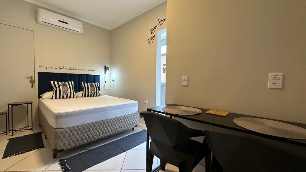 Postel nebo postele na pokoji v ubytování Studio com ar e garagem - Praia das Pitangueiras