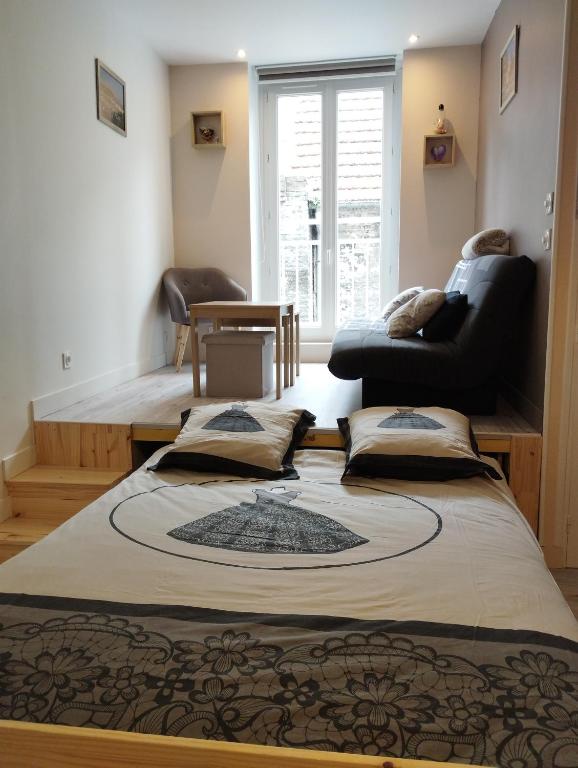 Cette chambre comprend deux lits et un canapé. dans l'établissement House of twenty, calme,rue piétonne, proche de la mer, wifi gratuit, à Dieppe