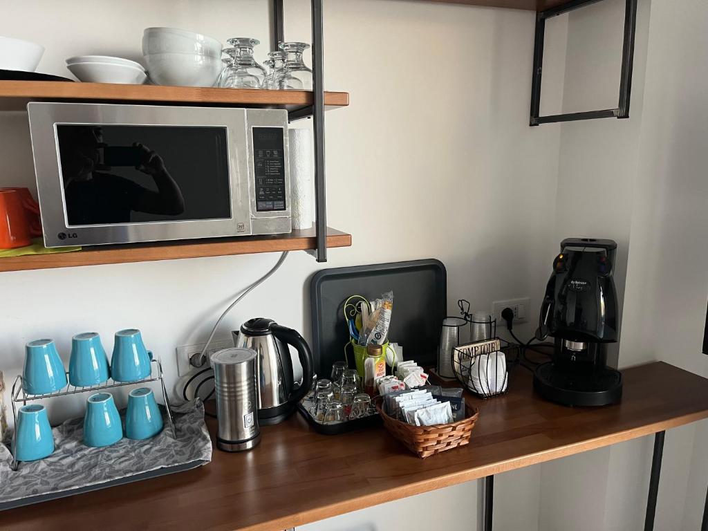 blat kuchenny z kuchenką mikrofalową na półce w obiekcie B&B DEA Gela w mieście Gela