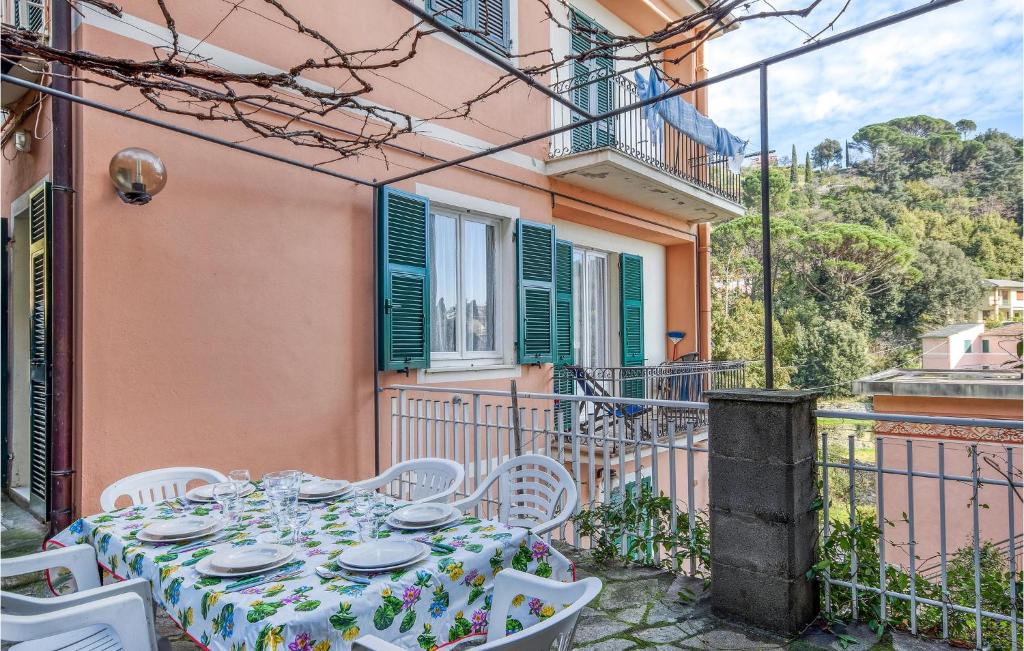 une table et des chaises sur le balcon d'un bâtiment dans l'établissement Beautiful Home In Monterosso Al Mare With Wifi, à Monterosso al Mare