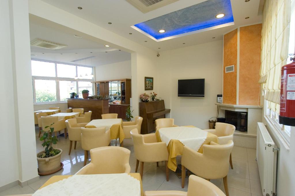 TV a/nebo společenská místnost v ubytování Hotel Kallithea