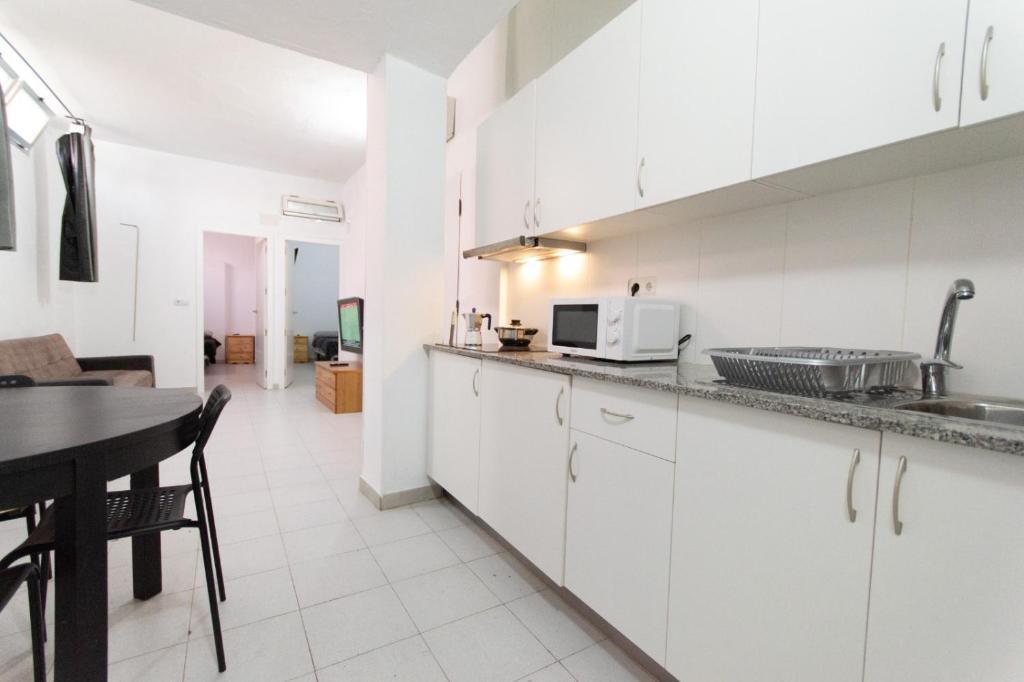 A kitchen or kitchenette at Piso Entreplanta (sótano/calle).