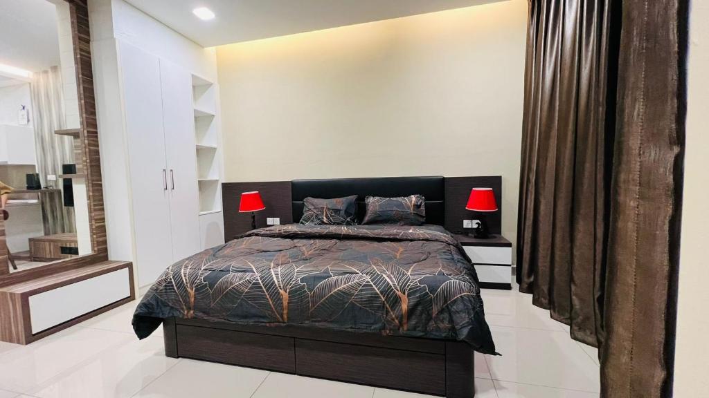 een slaapkamer met een bed met twee lampen erop bij Twin Galaxy King Bed 2pax with Netflix nice city view in Johor Bahru