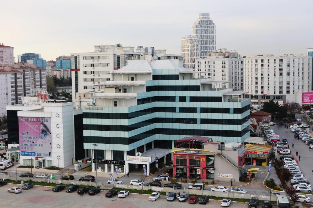 un gran edificio con coches estacionados en un estacionamiento en Sarissa Hotel, en Estambul