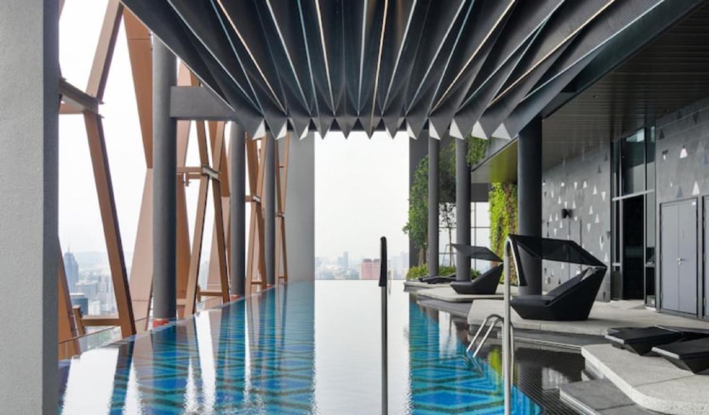 - une piscine au milieu d'un bâtiment dans l'établissement Scarletz Suites KLCC Twin Tower by Purple Orchid, à Kuala Lumpur