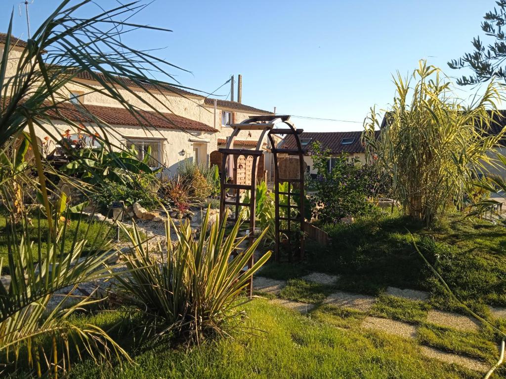 a garden with a sign in the middle of a yard at les figuiers et les rosiers proche puy du fou in Saint-Germain-de-Prinçay