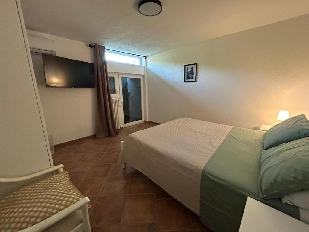 een hotelkamer met een bed en een raam bij Apulian Way in Torre Pelosa