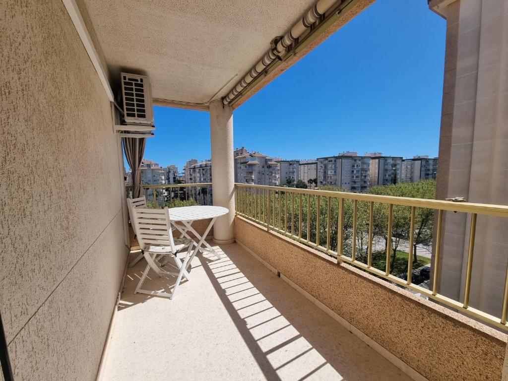 ein Balkon mit Tisch und Stühlen und Aussicht in der Unterkunft BONITO APARTAMENTO EN PLAYA DE GANDIA in Playa de Gandia