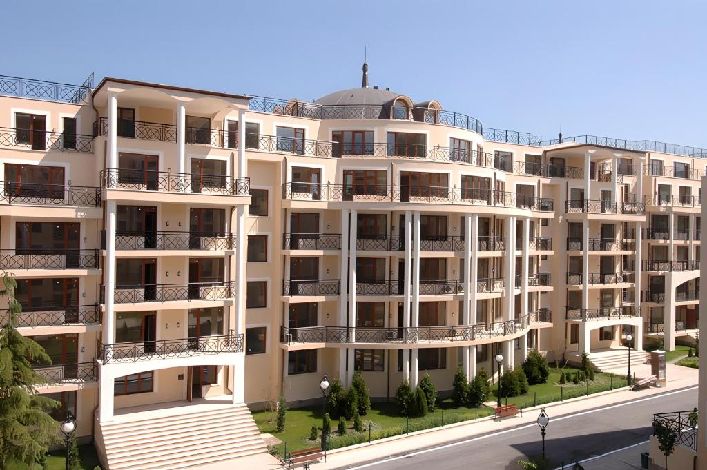 ein Apartmenthaus mit Balkon auf einer Straße in der Unterkunft Europroperties Iglika Apartments in Goldstrand