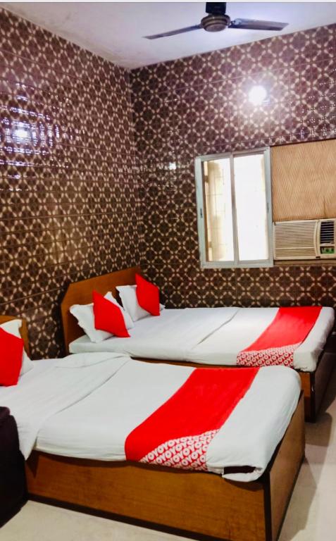 Postel nebo postele na pokoji v ubytování Hotel Bengal -100m from Park Circus 7 Point