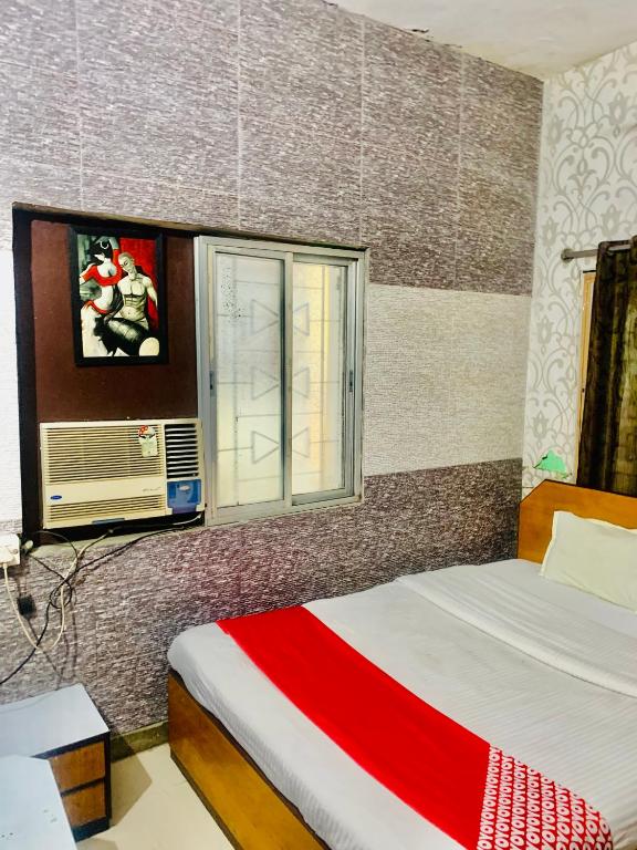 Postel nebo postele na pokoji v ubytování Hotel Bengal -100m from Park Circus 7 Point