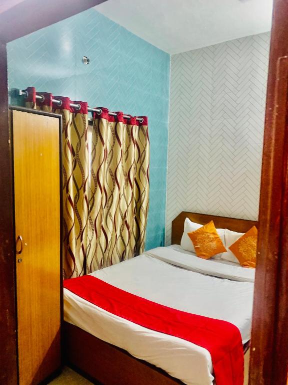 Postel nebo postele na pokoji v ubytování Hotel Bengal -100m from Park Circus 7 Point
