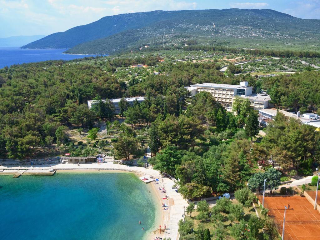 uma vista aérea de uma praia e do oceano em Hotel Kimen - Annex em Cres