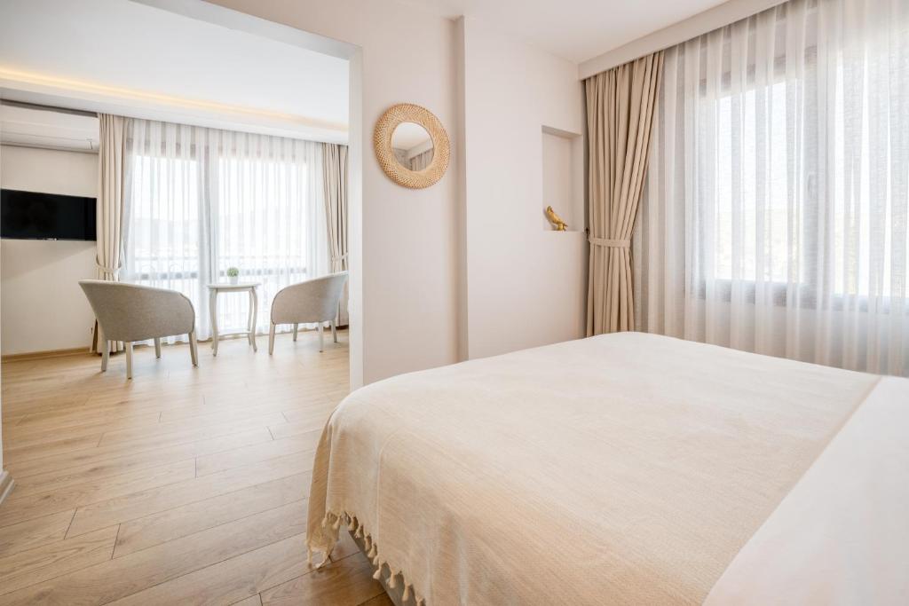TV a/nebo společenská místnost v ubytování Hanedan Otel Foca Izmir