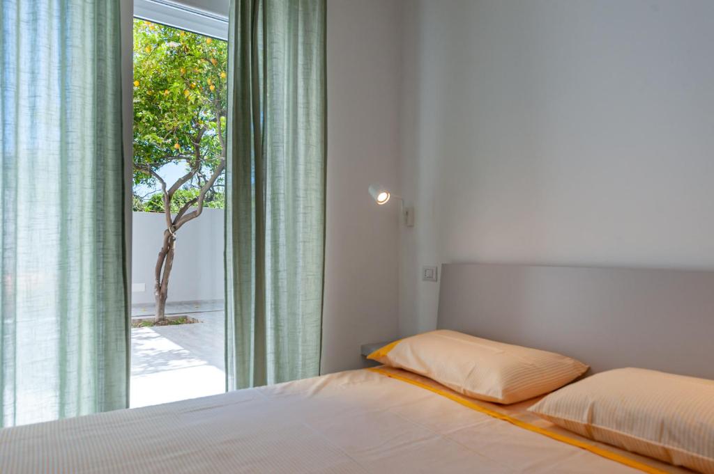 1 dormitorio con cama y ventana grande en Lemon's Apartment, en Elmas