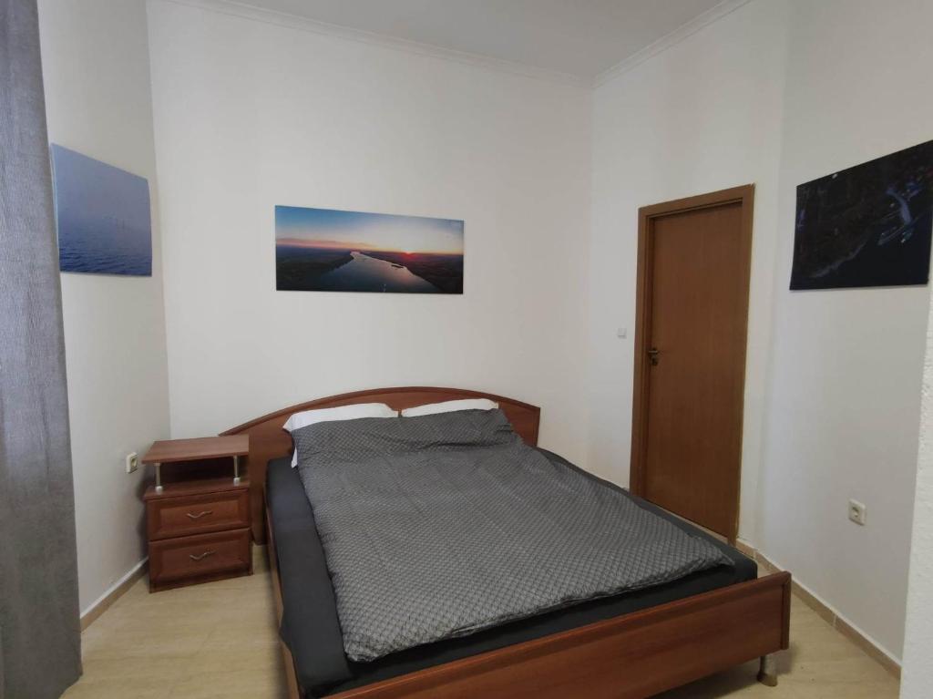 1 dormitorio con 1 cama y vestidor en Zornica Guest House, en Chepelare