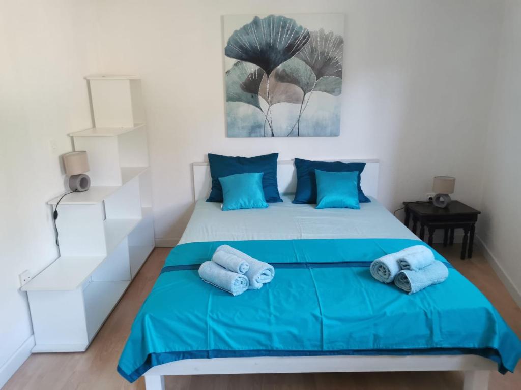 A bed or beds in a room at Roses apartment Brač