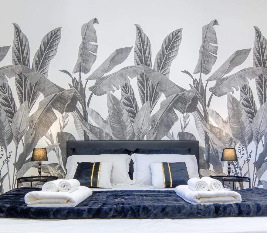 1 dormitorio con 1 cama con papel pintado tropical en Tropical - Boutique Apartment, en Gallipoli