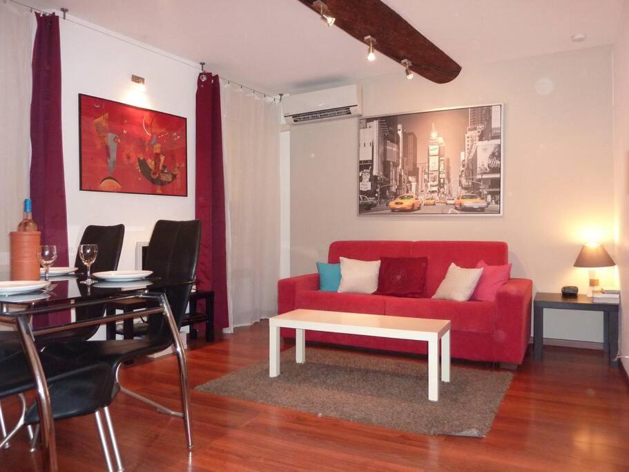 un salon avec un canapé rouge et une table dans l'établissement Vieux Nice 2 pièces Appartement SAN REMO, à Nice
