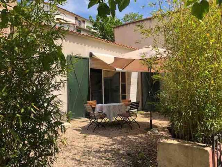 Vonkajšia záhrada v ubytovaní Adorable guest house/annexe avec terrasse