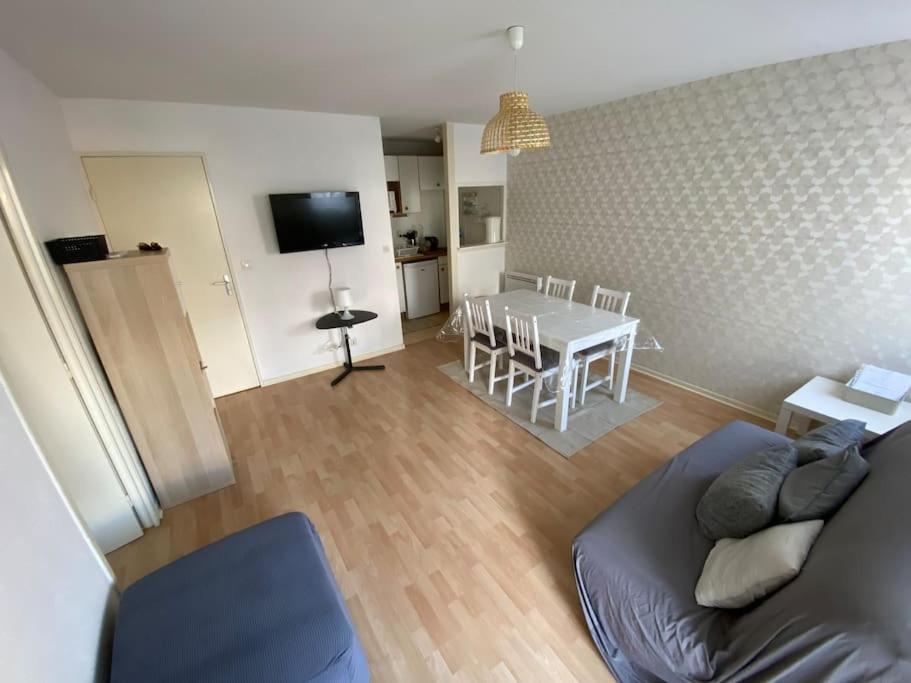 a living room with a couch and a table at Appartement jusqu'à 4 personnes in Luchon