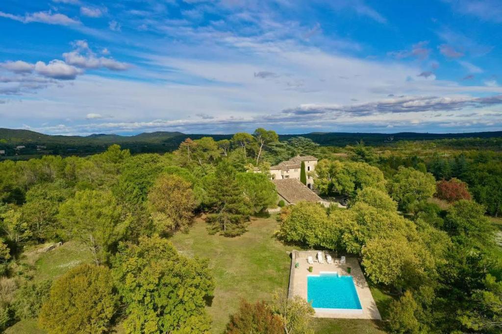 uma vista aérea de uma propriedade com piscina em Domaine de Bonelli em Conqueyrac