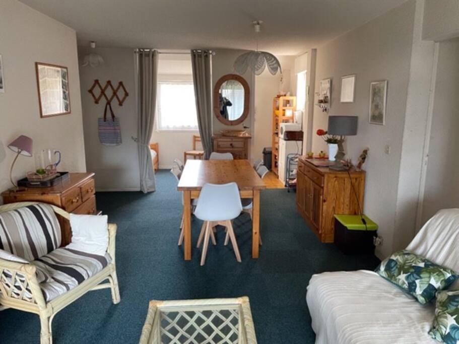 ein Wohnzimmer mit einem Tisch und einem Sofa in der Unterkunft Appartement TY DANY , 150m de la plage in Carnac