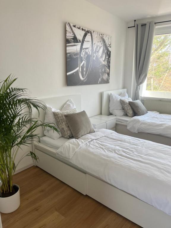 uma sala de estar com duas camas e um sofá em Monteur-& Ferienwohnung Eichmann em Dresden
